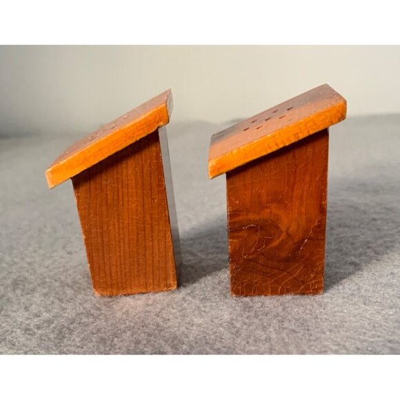 Vintage "Ma" & "Pa" Outhouse Wooden Salt & Pepper Shakers - Picture 2 of 8